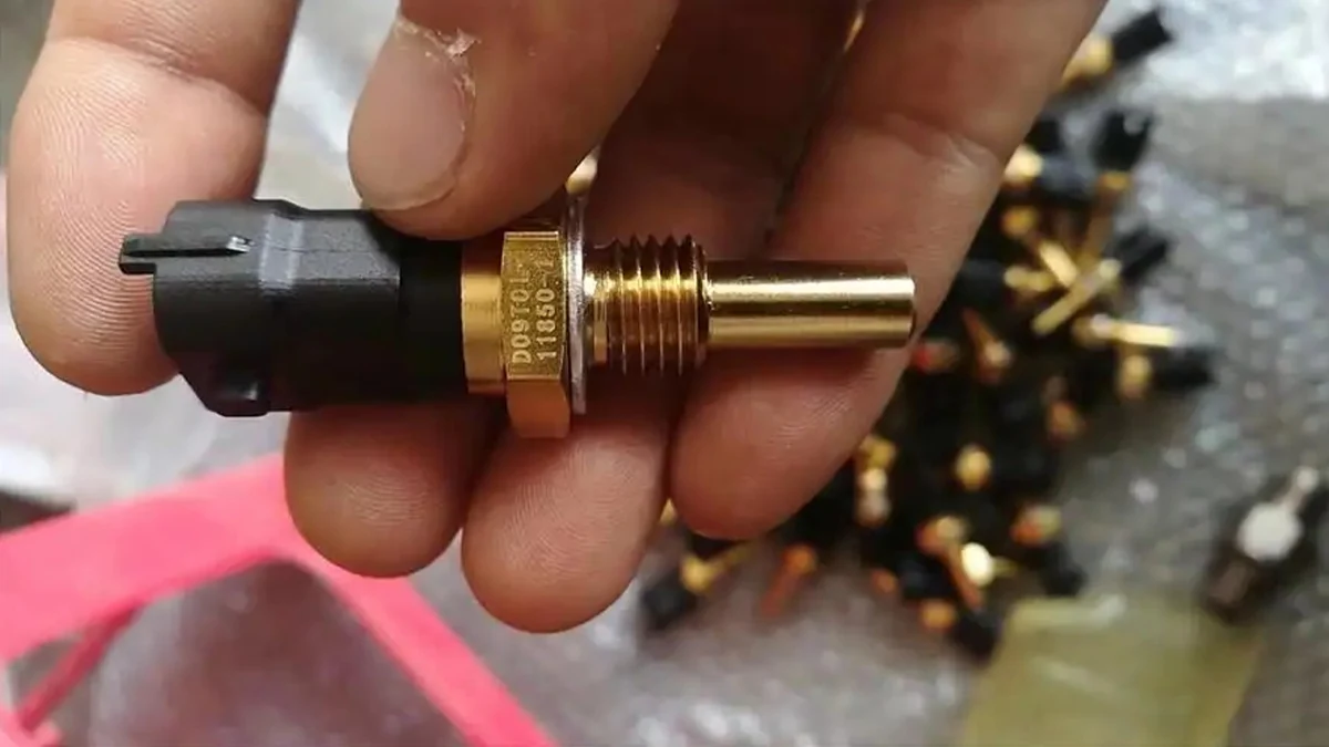 Compact threaded industrial component with a laser-marked identification code