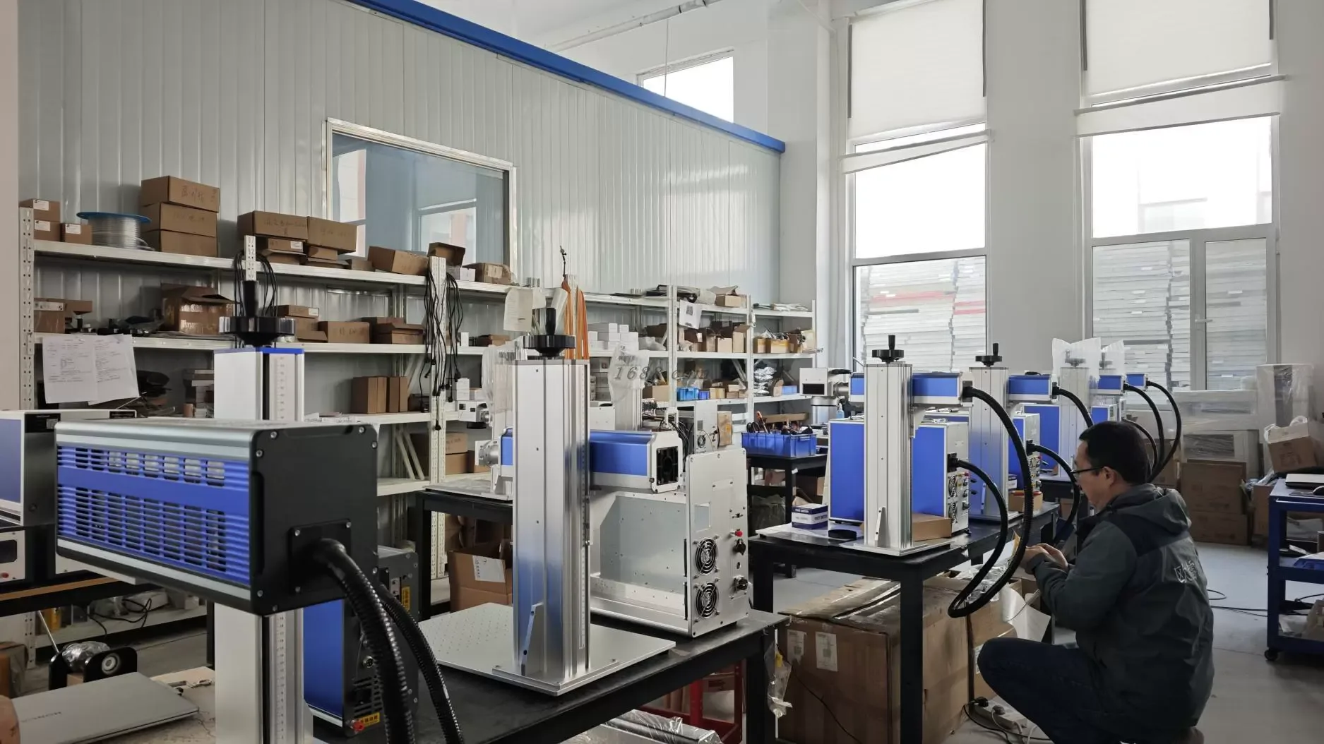 Technicien travaillant sur des machines de marquage laser dans un atelier