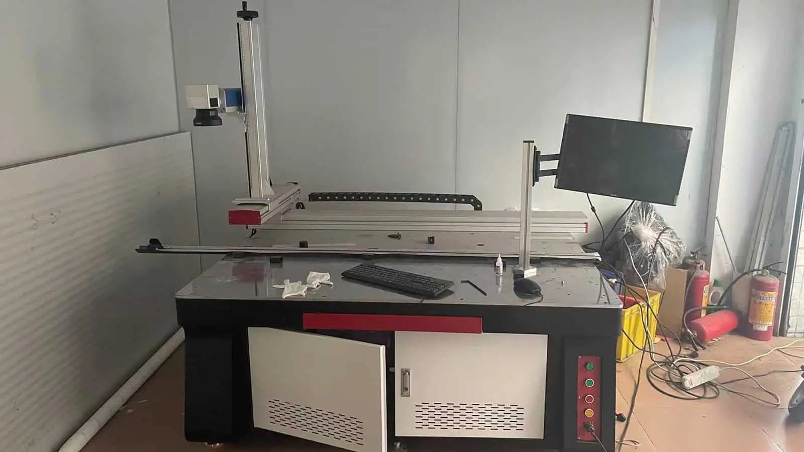 Actual custom laser marking system for large workpieces with a non-standard lathe-type structure