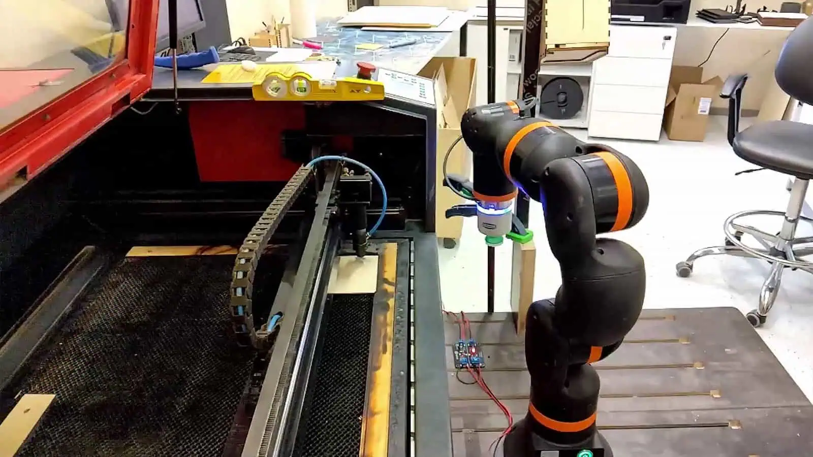 Actual robotic laser marking cell with automated loading and unloading