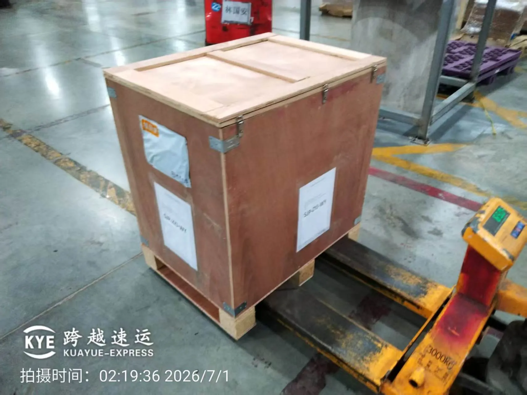 Cajón de madera para el envío de una máquina de marcado láser que se pesa antes del envío